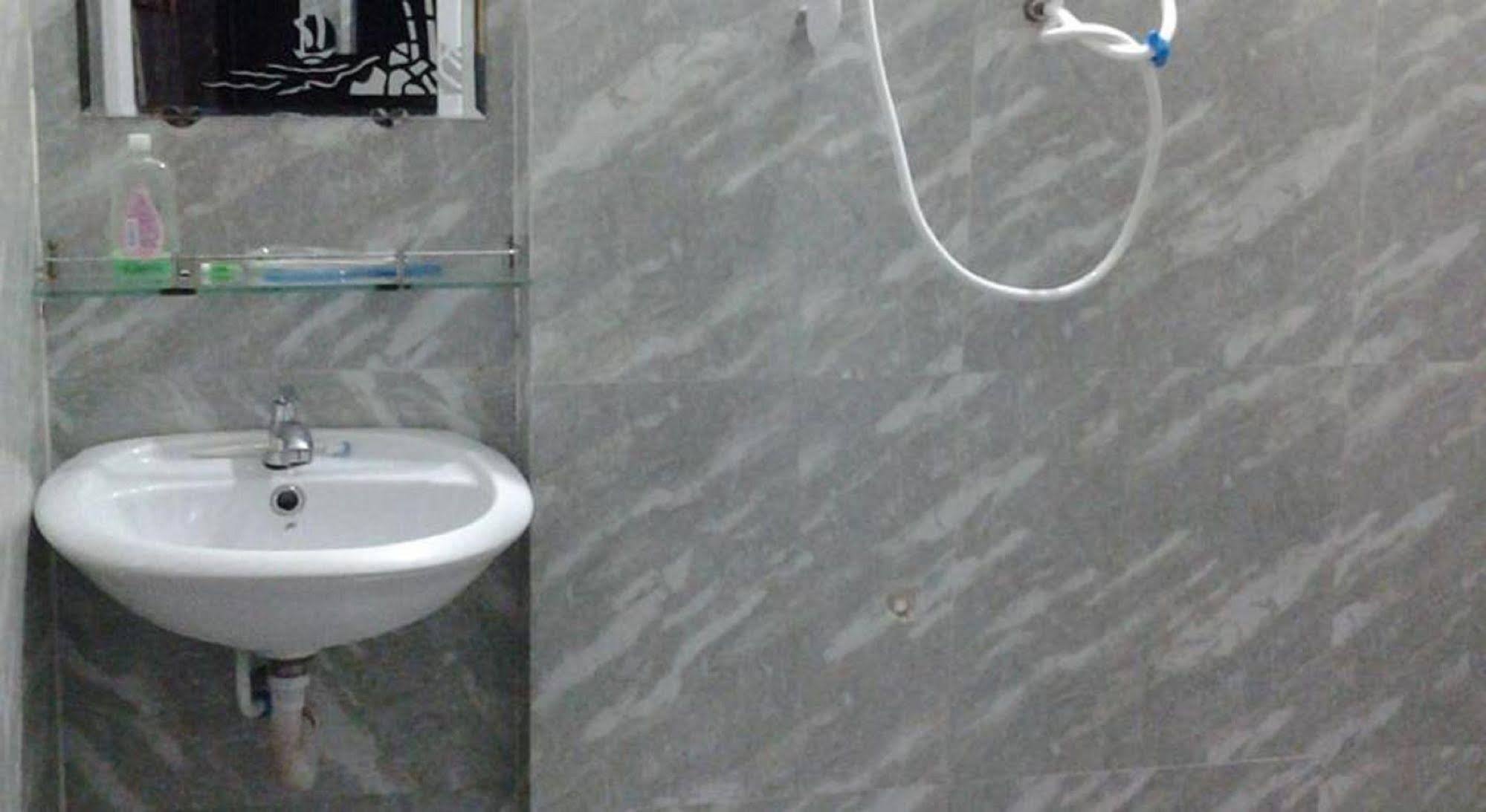Yen Vy Hotel Куинён Экстерьер фото