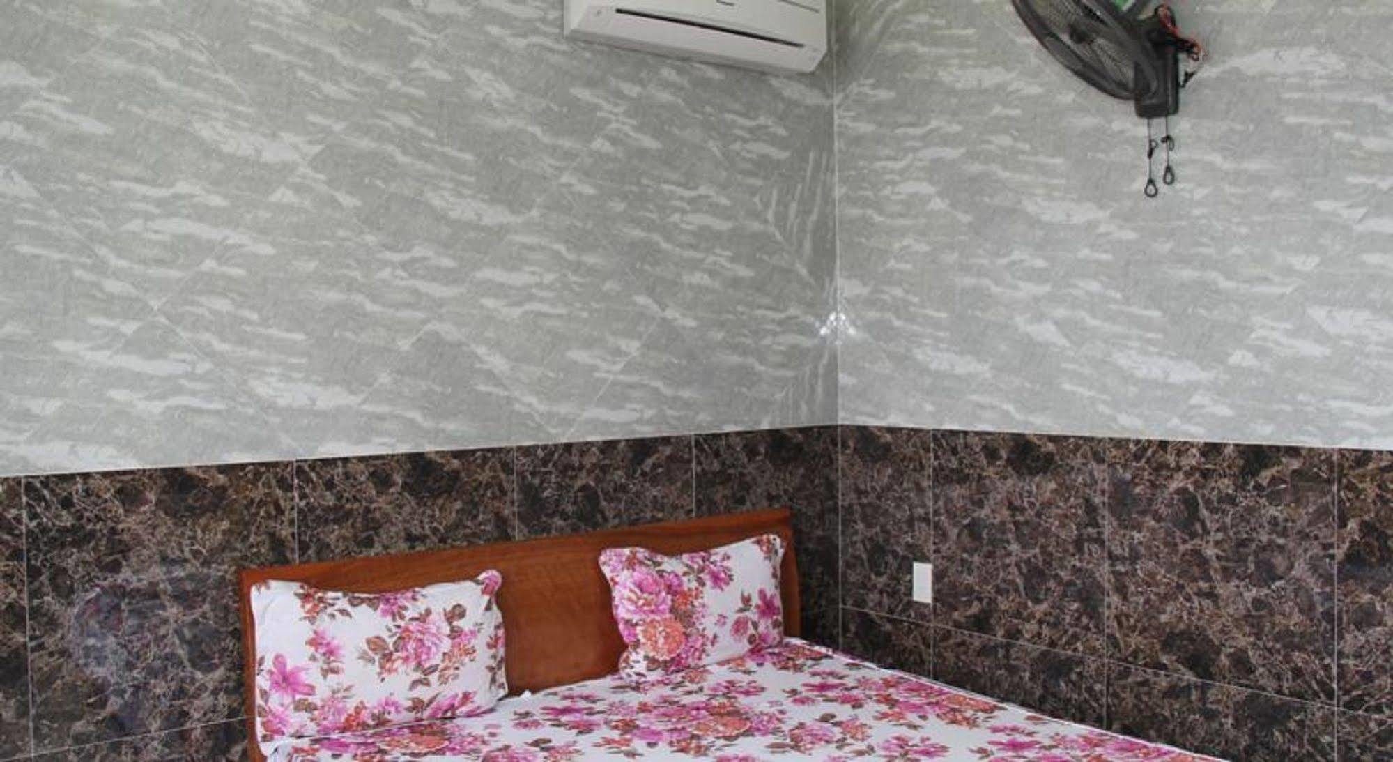 Yen Vy Hotel Куинён Экстерьер фото